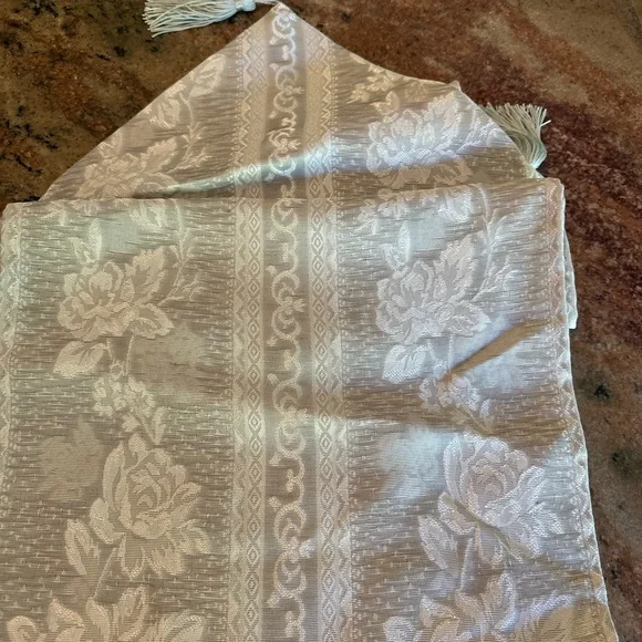 Ichiyo Table Runner with Floral Pattern - Picture 2 of 3